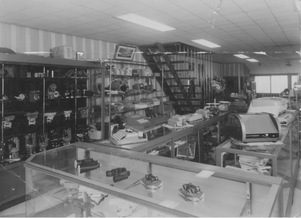 測量機器、製図機器、度量衡器がずらりと並ぶ、当時の「岩崎測量器株式会社（現：当社）」店内。